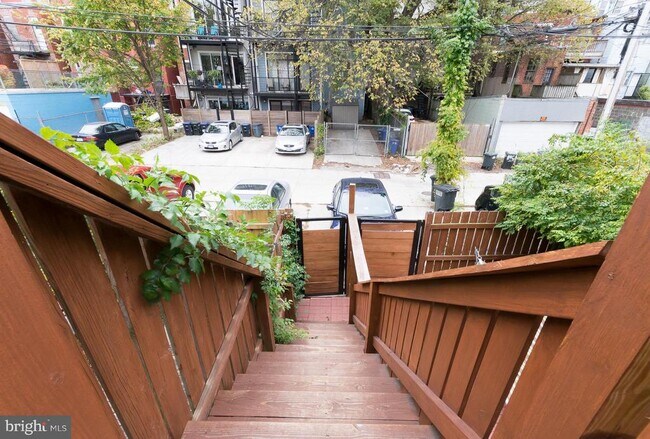 Building Photo - 1352 Kenyon St NW