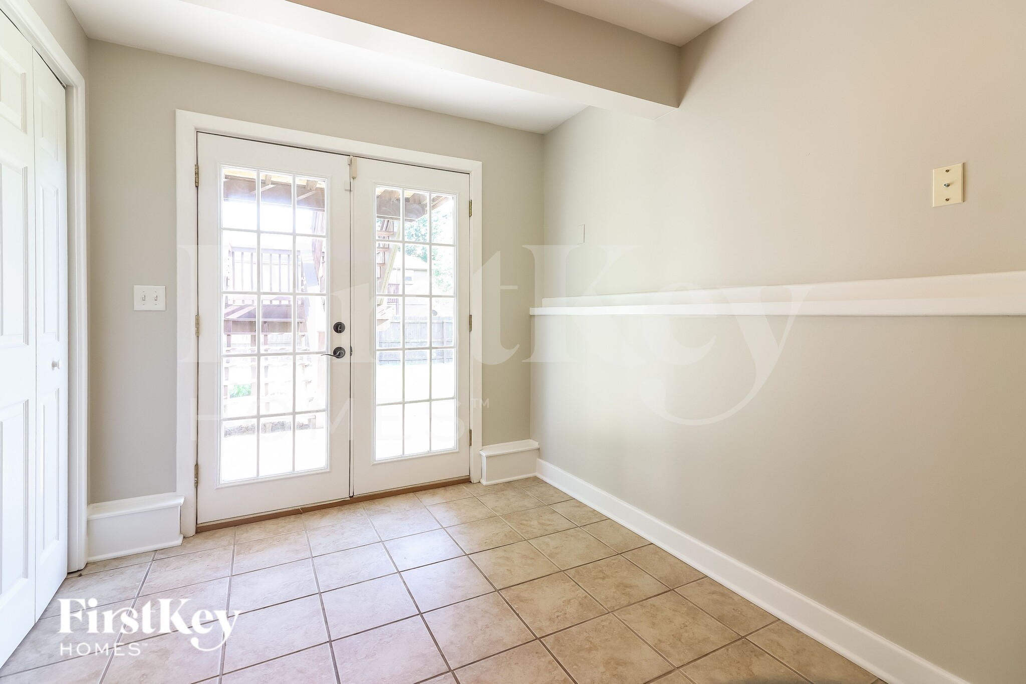 Building Photo - 1605 Cove Dr