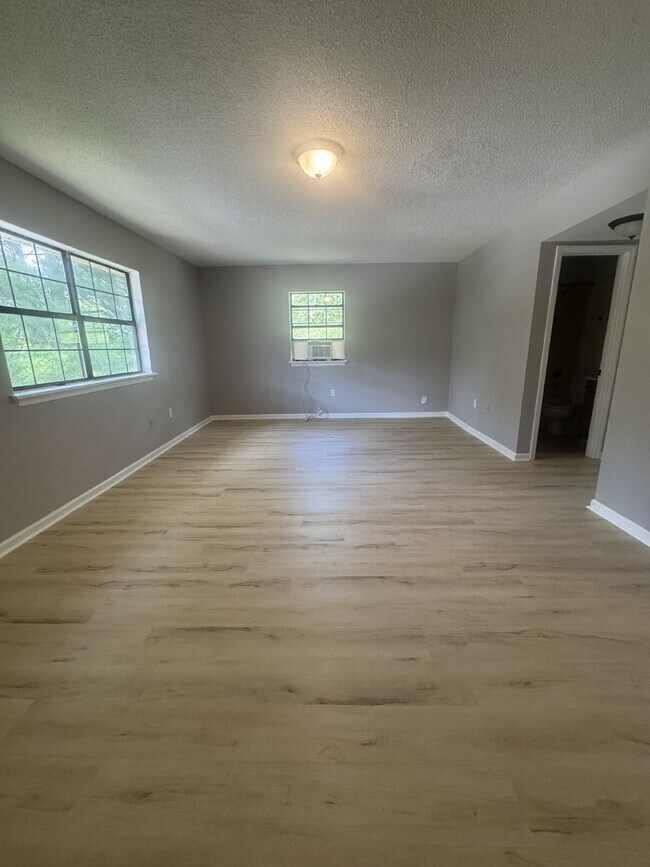 Building Photo - "Charming 1-Bedroom Townhouse Retreat in H...