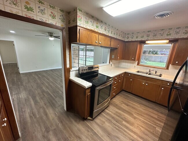 Building Photo - 711 E Locust Ave