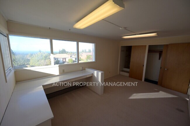 Building Photo - 4 bed 2 bath home in Port Angeles