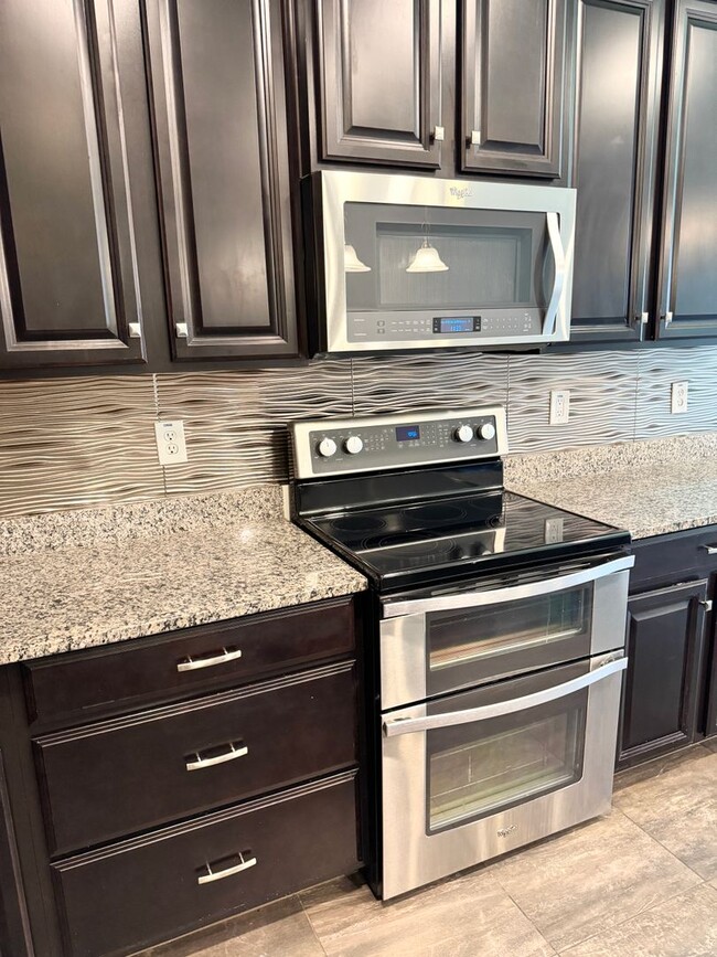 Building Photo - Beautiful 4 Bedroom Single Level Home Loca...