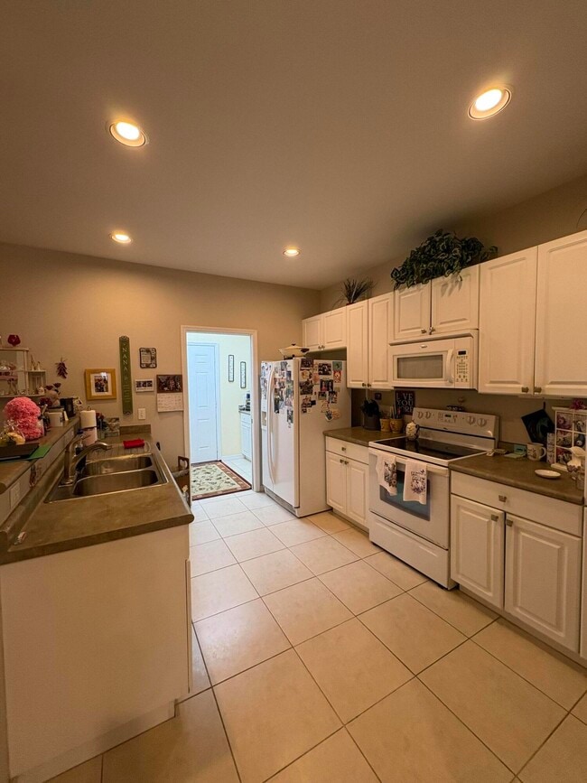Building Photo - 1868 S Dovetail Dr