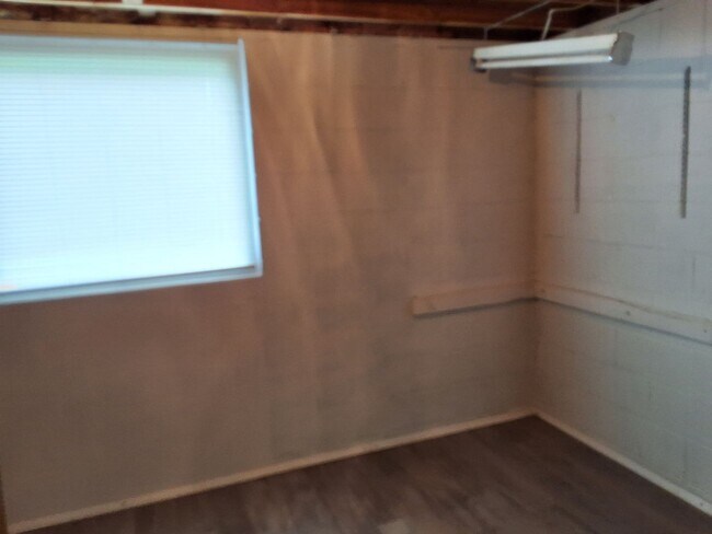Building Photo - Beautiful 3 Bed, 2 Bath with walk out fini...