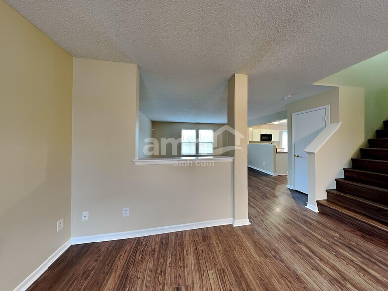 Building Photo - 8325 Weathervane Cir
