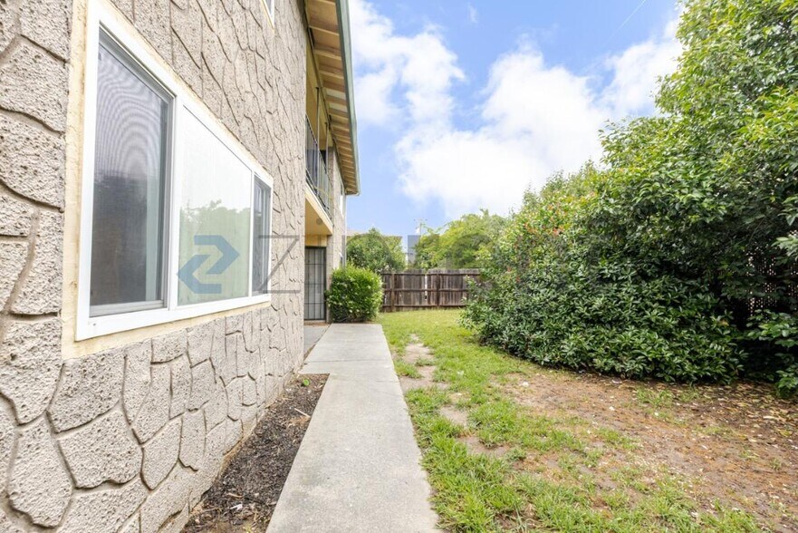 Building Photo - 4561 Ashcroft Ave