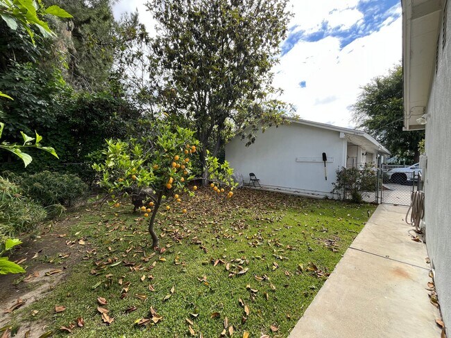 Building Photo - Pet friendly 2+1 w/private yard + in-unit laundry!