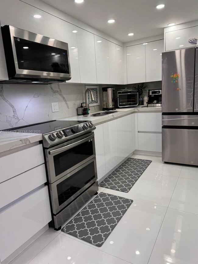 Building Photo - 3800 S Ocean Dr