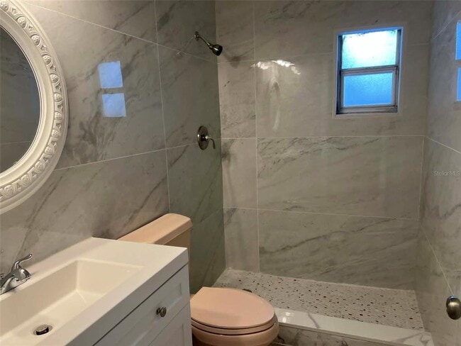 Building Photo - 682 Walkup Dr