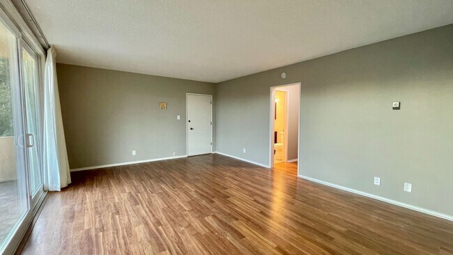 Building Photo - 2 Bedroom, 2 Bath Condo Blocks to the Beach, Pet Friendly, Sunset Views, Parking!