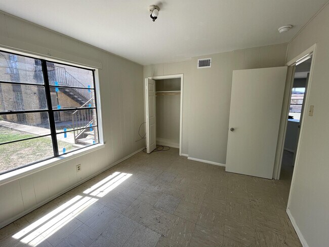 Building Photo - 705 Bustamante St