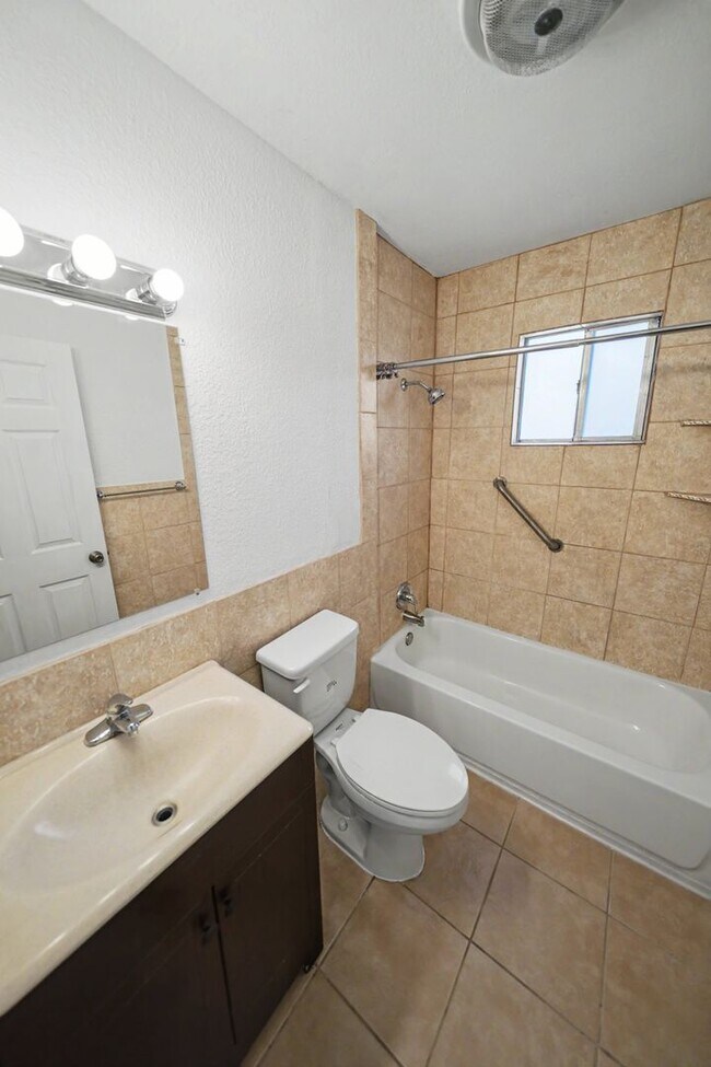Building Photo - 823 Straight Ln