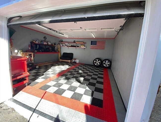 Building Photo - 10 Baylies St