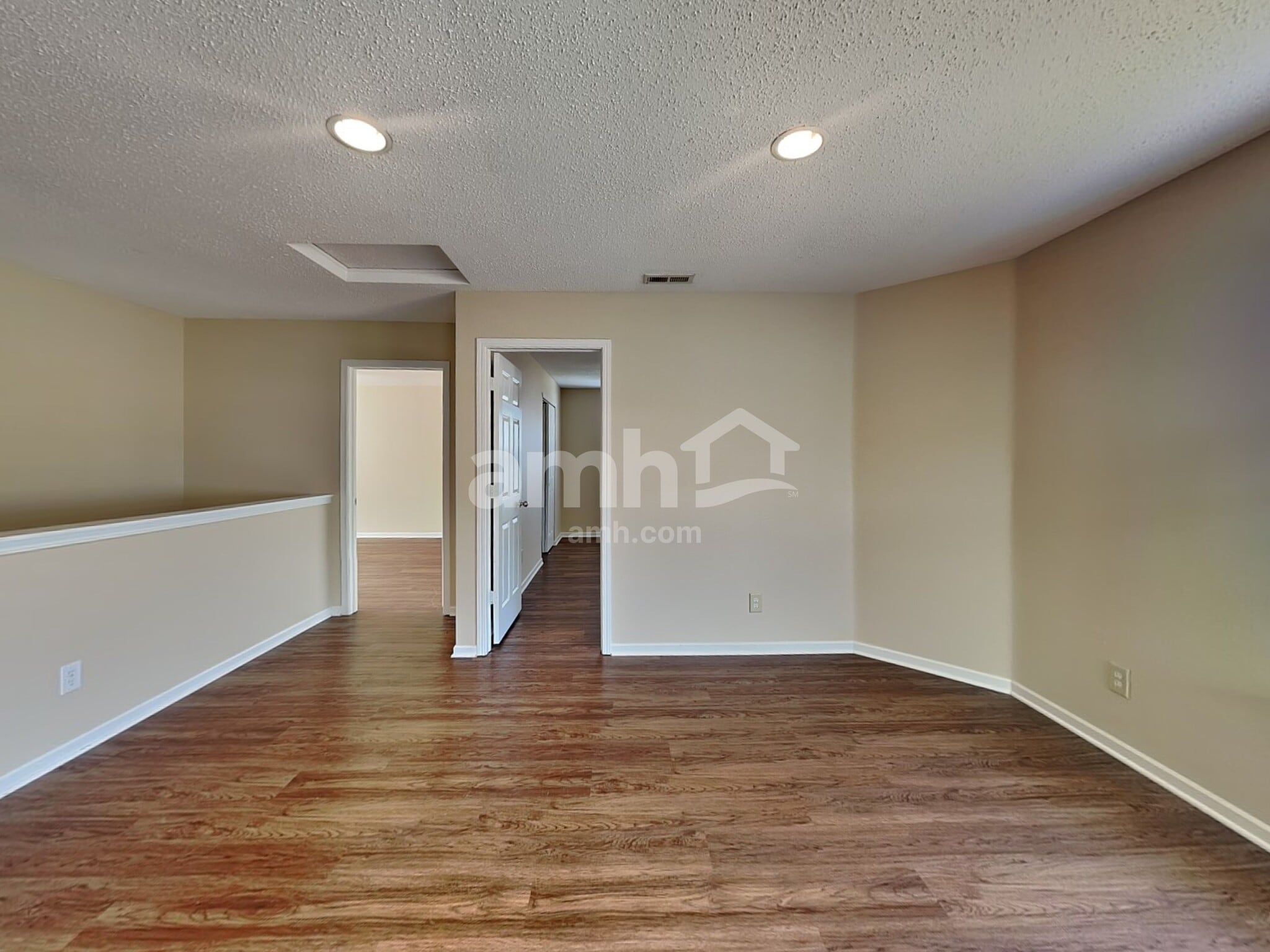 Building Photo - 870 Streamside Dr