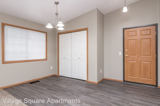 Building Photo - 1915 S Village Square Cir