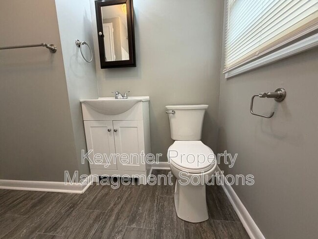 Building Photo - 221 River Rd