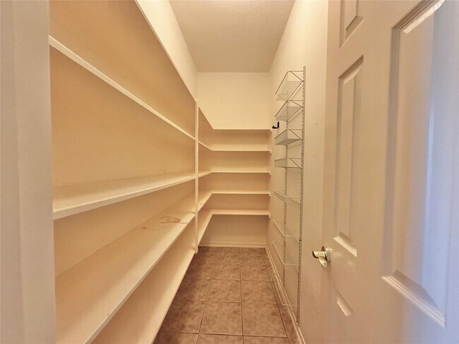 Building Photo - 25314 Oak Knot Dr