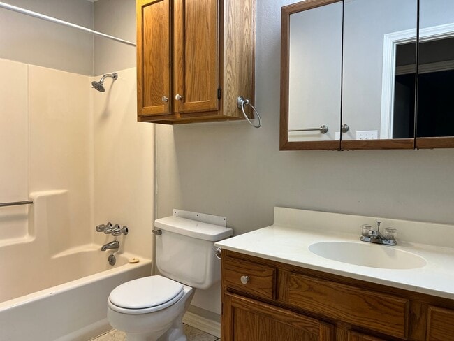 Building Photo - 411 Hickory Rd