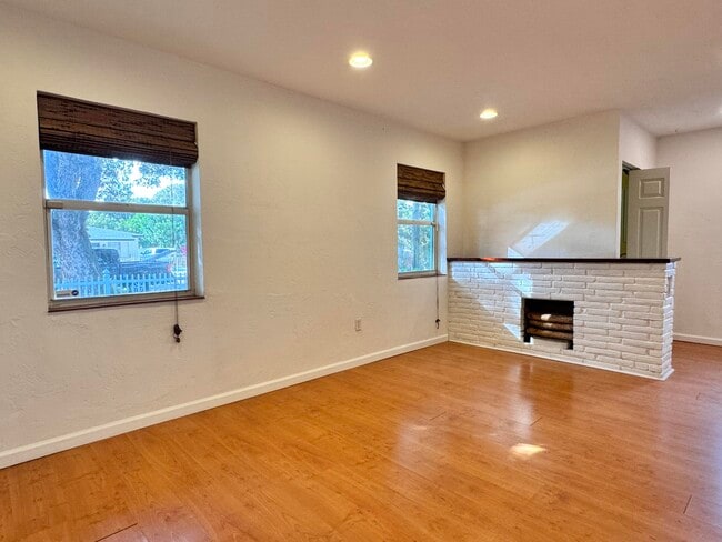 Building Photo - 3012 Glenwood Rd