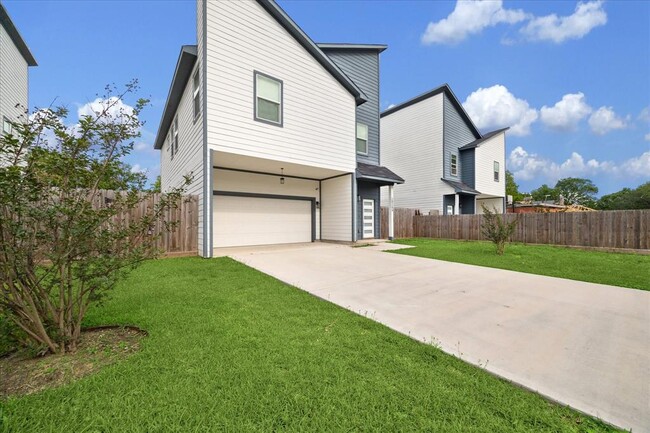 Building Photo - 10209 Ashville Dr