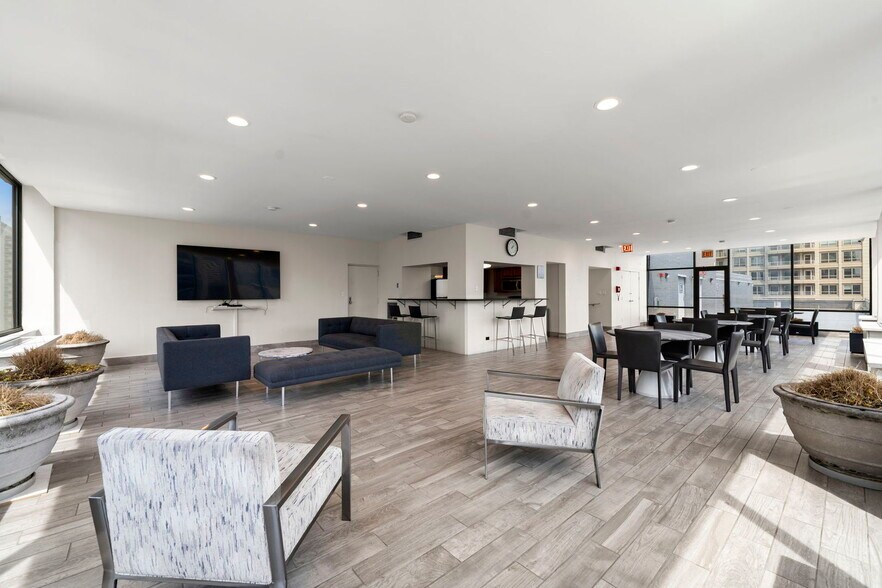 Building Photo - 222 E Pearson St