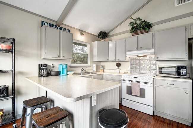 Building Photo - 2591 Lakeshore Dr