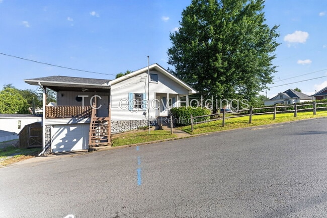 Building Photo - 200 Reeves Ave
