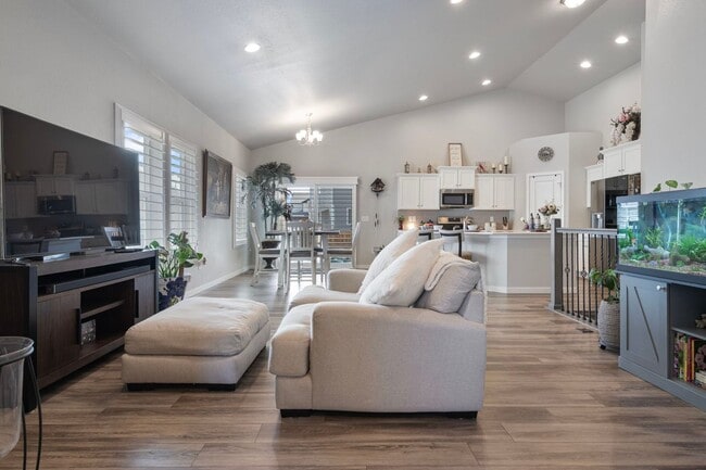 Building Photo - Gorgeous 5 Bed 3 Bath Home in North Loveland!