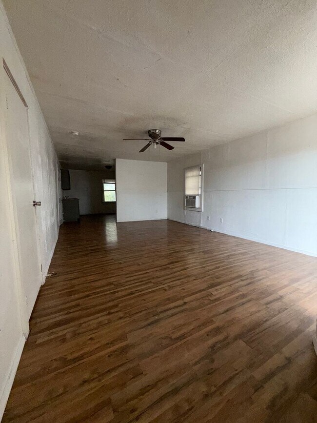 Primary Photo - 613 W Avenue D