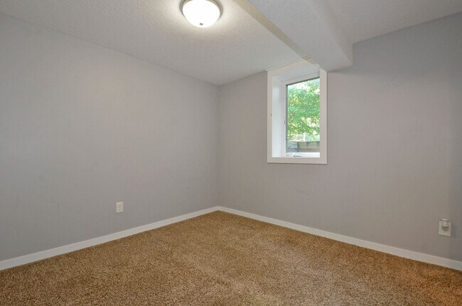 Building Photo - Spacious 5-Bed 3-Bath Home in Edina - Available Now!