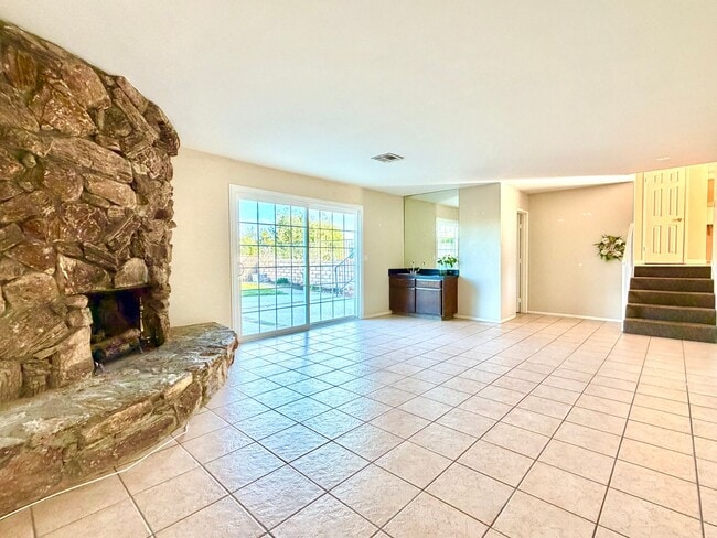 Building Photo - 3 Bedroom Beautiful Home with a stunning view