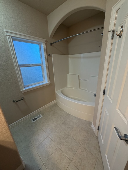 Building Photo - 1820 SW Silverstone Ave