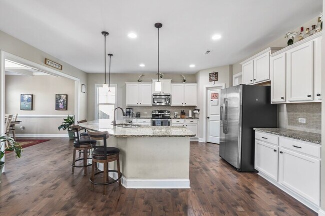 Building Photo - 501 Daylily Ct