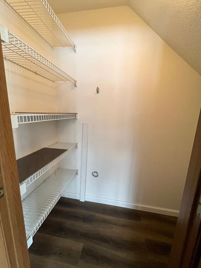 Building Photo - Spacious End Unit 2 Bed/1 Bath Townhome!