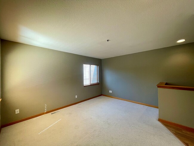 Building Photo - Great NW 1 Bedroom 1 Bath Loft Condo - W/D...