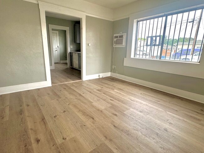 Building Photo - 1002 W 4th St