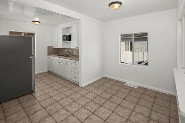 Building Photo - Emerson St