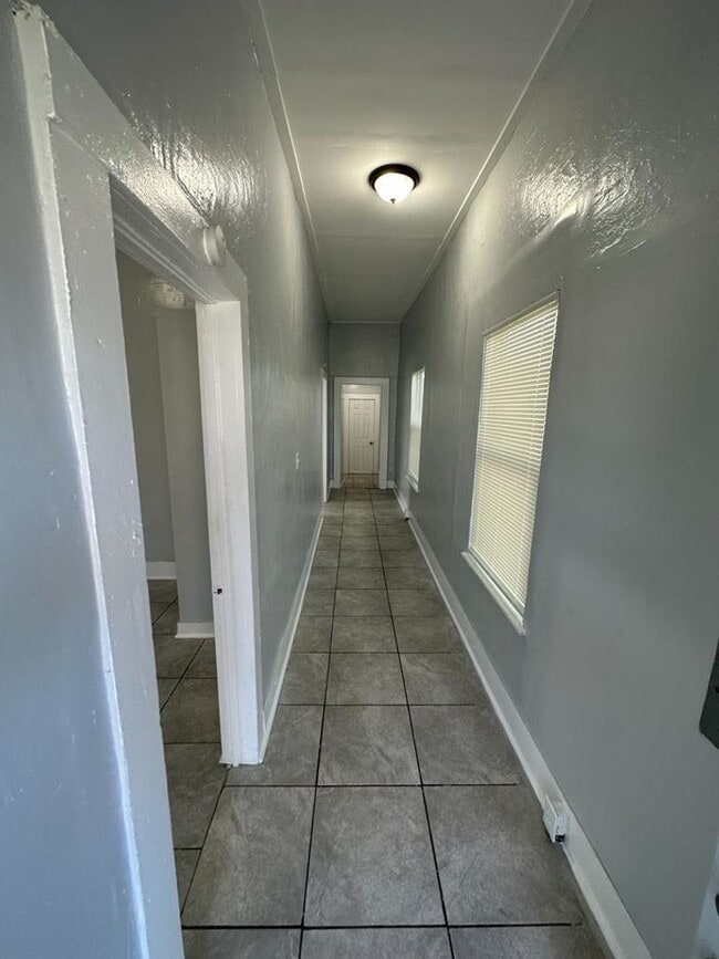 Building Photo - Fully renovated 2/1 single family residenc...