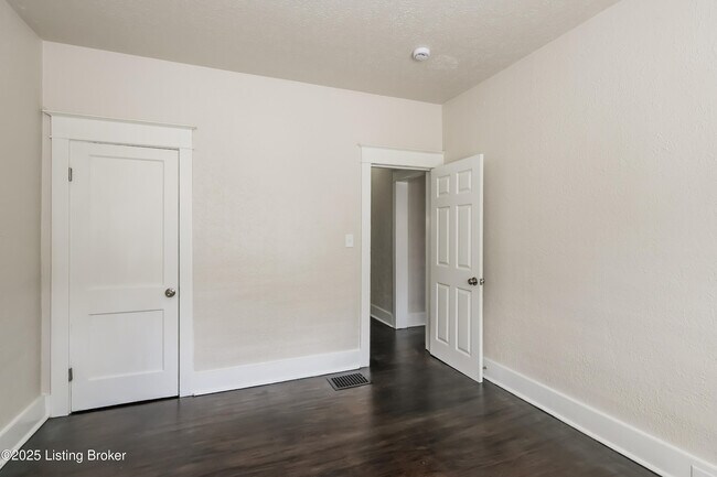Building Photo - 637 Lindell Ave