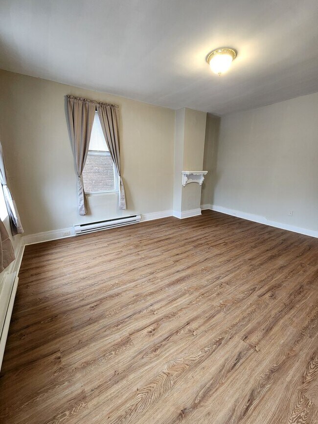 Building Photo - 10 N Main St