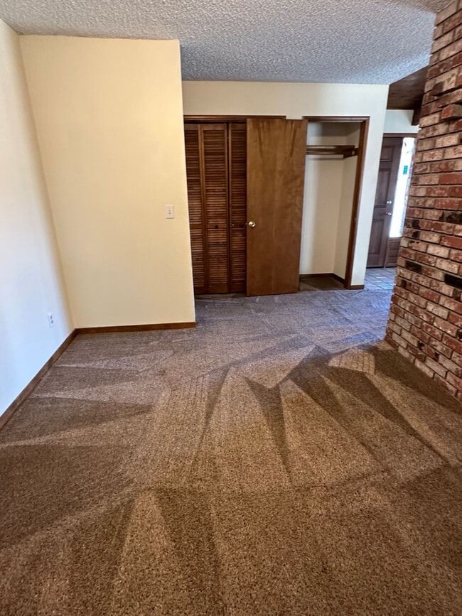 Building Photo - Coming Available 3 Bedroom