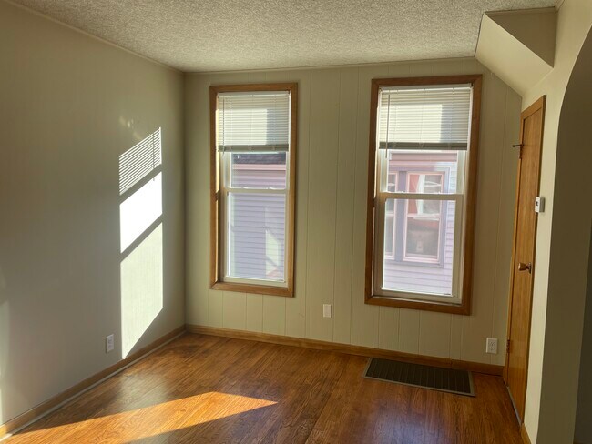 Building Photo - 556 E 5th St