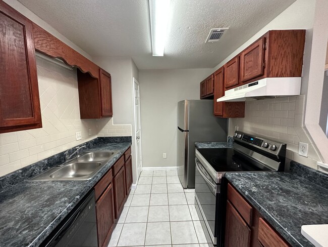 Building Photo - 2 Bedroom 2 bath unit for rent ~ water, se...