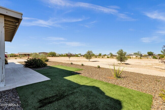 Building Photo - 856 W Quail Cir