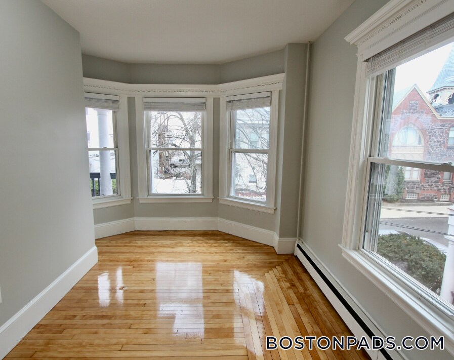 Building Photo - 55 Estes St
