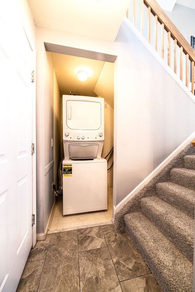 Building Photo - $1975 - Beautiful 2 Bedroom Condo with 2 bathrooms