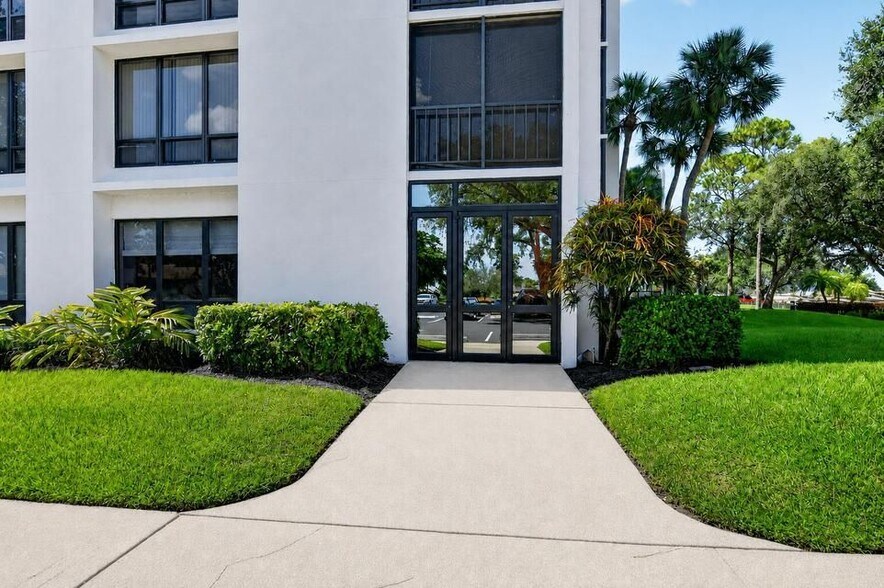 Building Photo - 7847 Lakeside Blvd