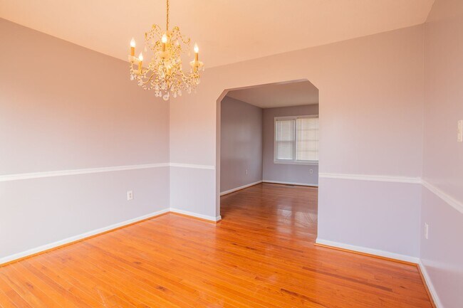 Building Photo - Beautiful 5 BR/3 BA Single-Family Home wit...