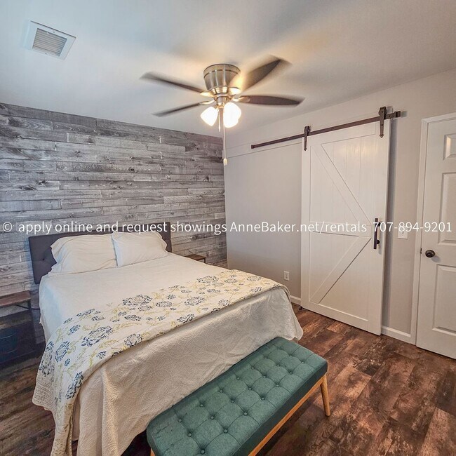 Building Photo - Exquisitely Updated Condo - Must See