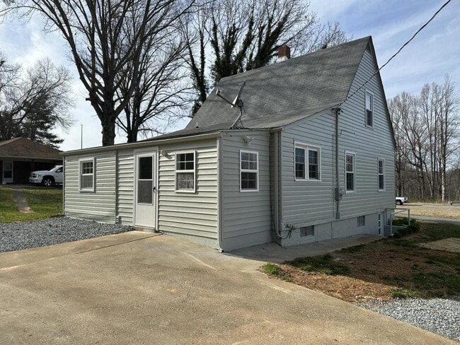 Building Photo - 2866 Virgil H Goode Hwy